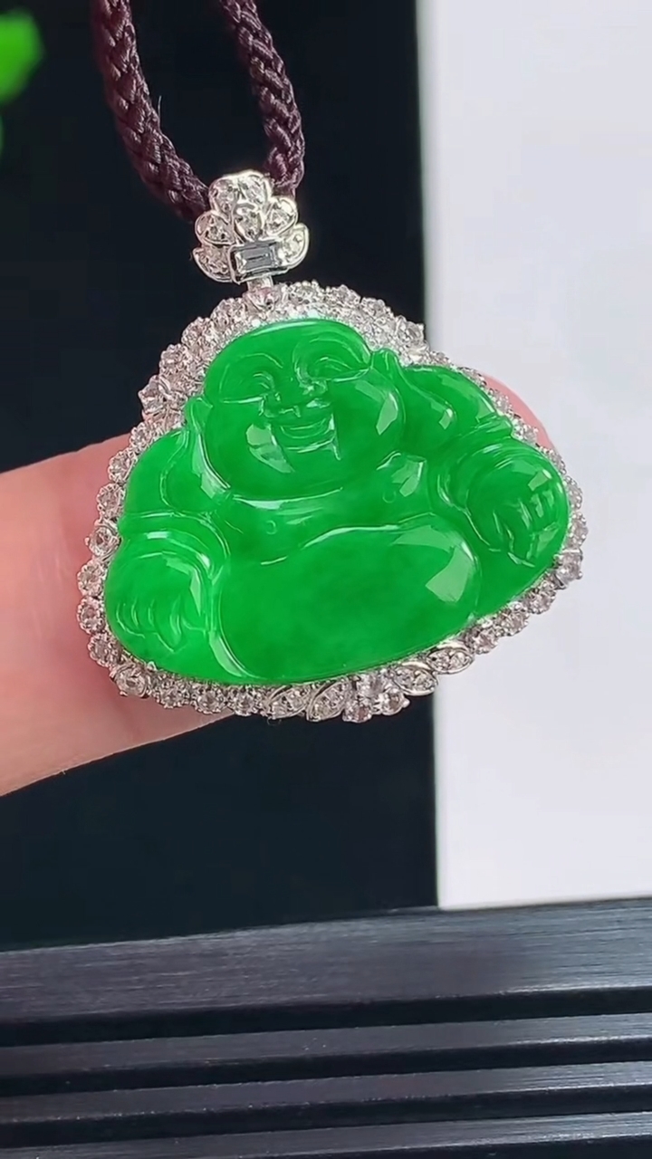 天然A货翡翠佛公吊坠，尺寸26.2-24.5-5.6，裸石16.5-22 重量:3.10g
7月6日