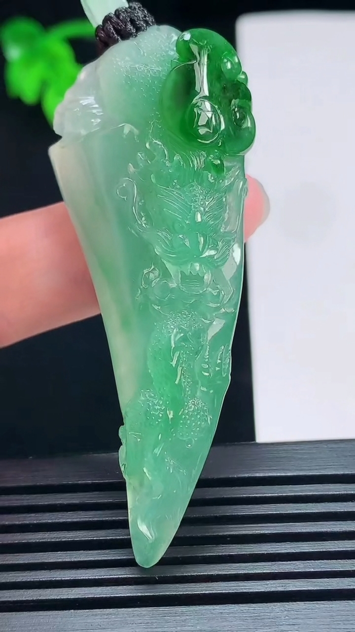 天然A货翡翠龙牙吊坠，尺寸63.5-26.5-10.3 重量:30.52g
7月6日