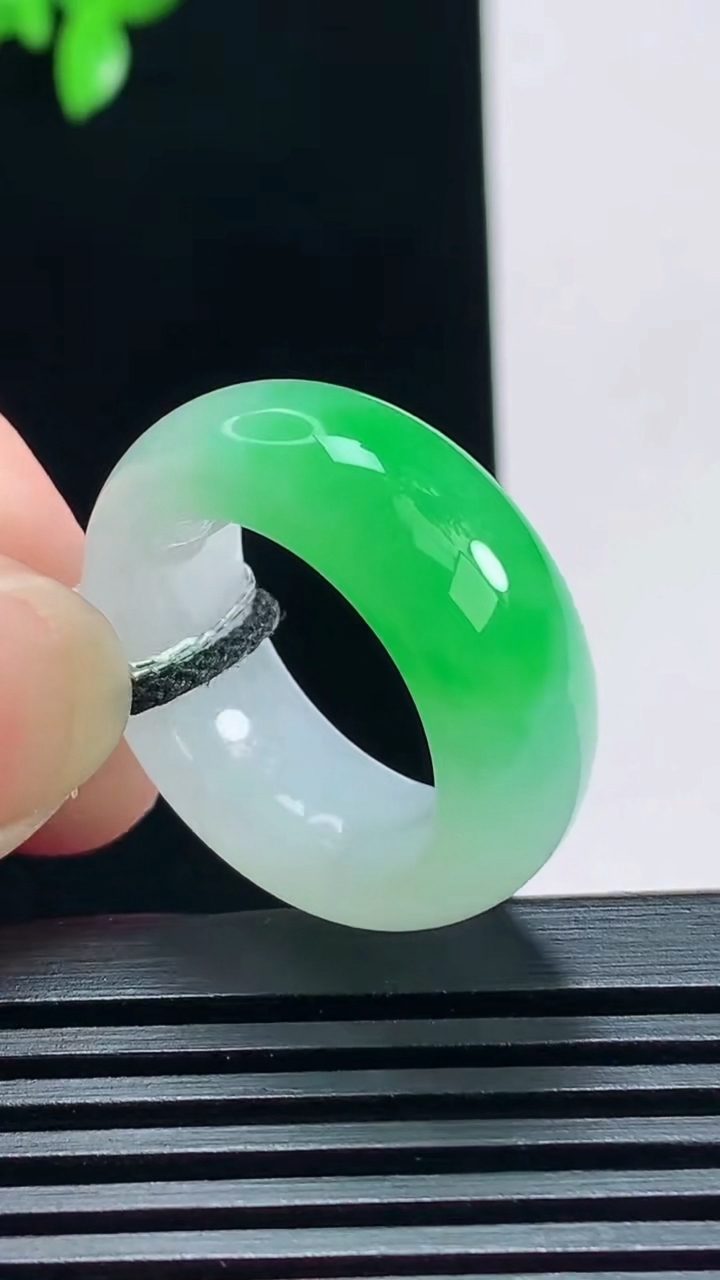 天然A货翡翠玉指环 戒指，尺寸18-9.6-5 重量:9.57g2026年7月6日
工厂直销收藏佳品,种好水足，色泽均匀，有种有色，上手高大气！