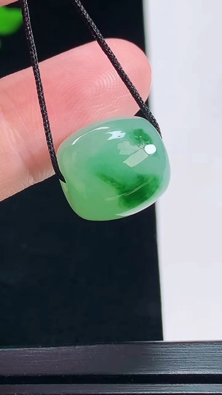 天然A货翡翠路路通吊坠，尺寸13.8-13.2 重量:5.12g
7月6日