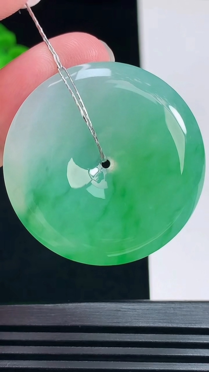 天然A货翡翠平安扣吊坠，尺寸35-6 重量:15.46g
7月6日