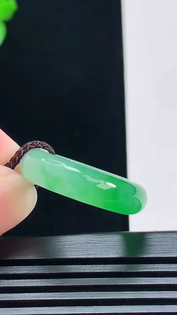 天然A货翡翠玉指环 戒指，尺寸16.6-6-4.2 重量:5.30g2026年7月6日
工厂直销收藏佳品,种好水足，色泽均匀，有种有色，上手高大气！