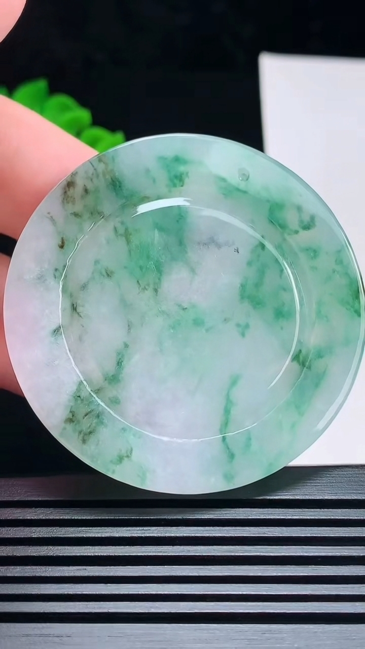 天然A货翡翠生肖虎牌吊坠，尺寸52.5-6.5 重量:33.09g
7月6日