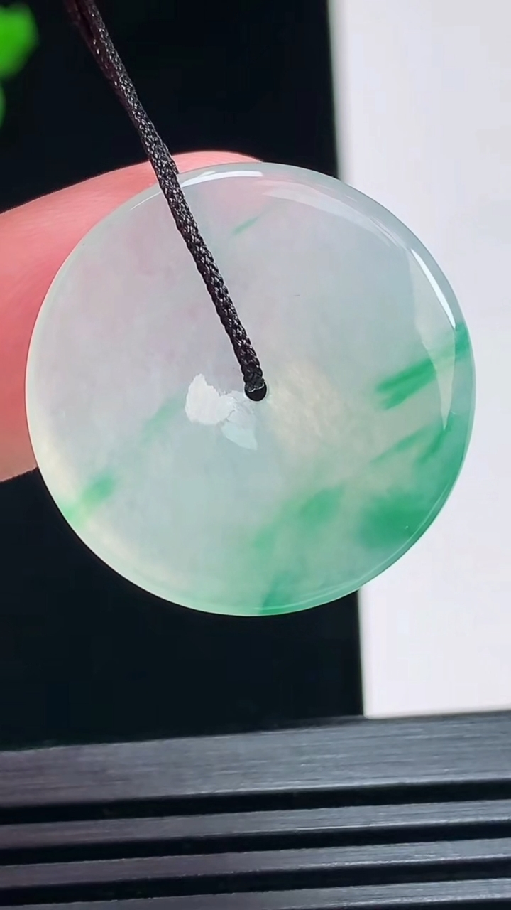 天然A货翡翠平安扣吊坠，尺寸25-3.5 重量:5.39g
7月6日