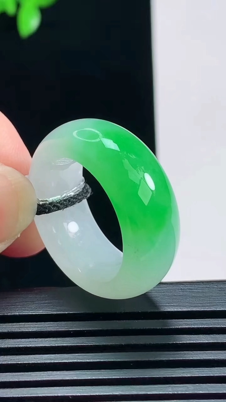 天然A货翡翠玉指环 戒指，尺寸18-9.6-5 重量:9.57g2026年7月6日
工厂直销收藏佳品