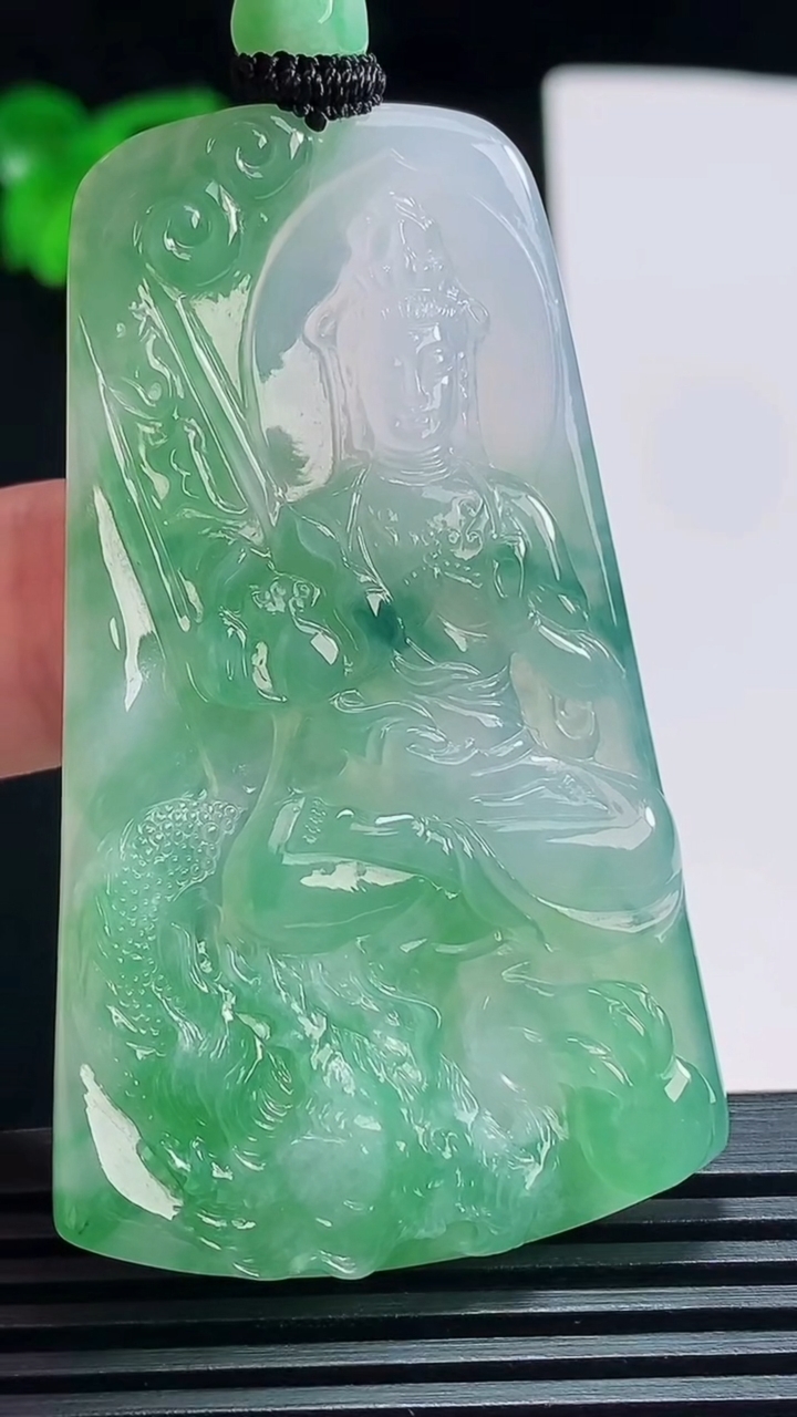 天然A货翡翠御龙大势至菩萨吊坠，尺寸59.5-35.6-5 重量:25.65g
7月6日