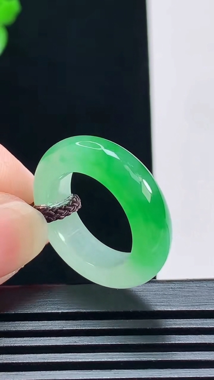 天然A货翡翠玉指环 戒指，尺寸16.6-6-4.2 重量:5.30g2026年7月6日
工厂直销收藏佳品,种好水足，色泽均匀，有种有色，上手高大气！