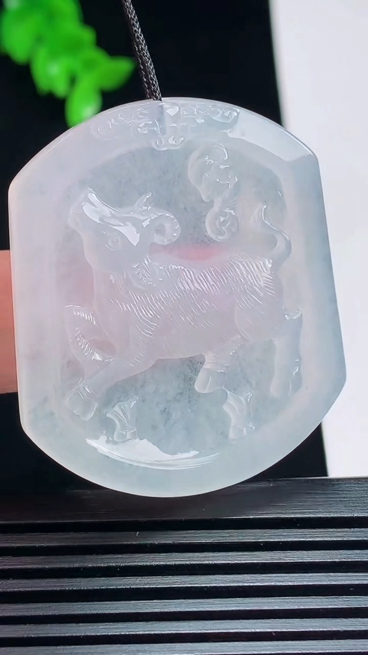 天然A货翡翠生肖牛牌吊坠，尺寸42.5-36-4 重量:14.09g
7月6日