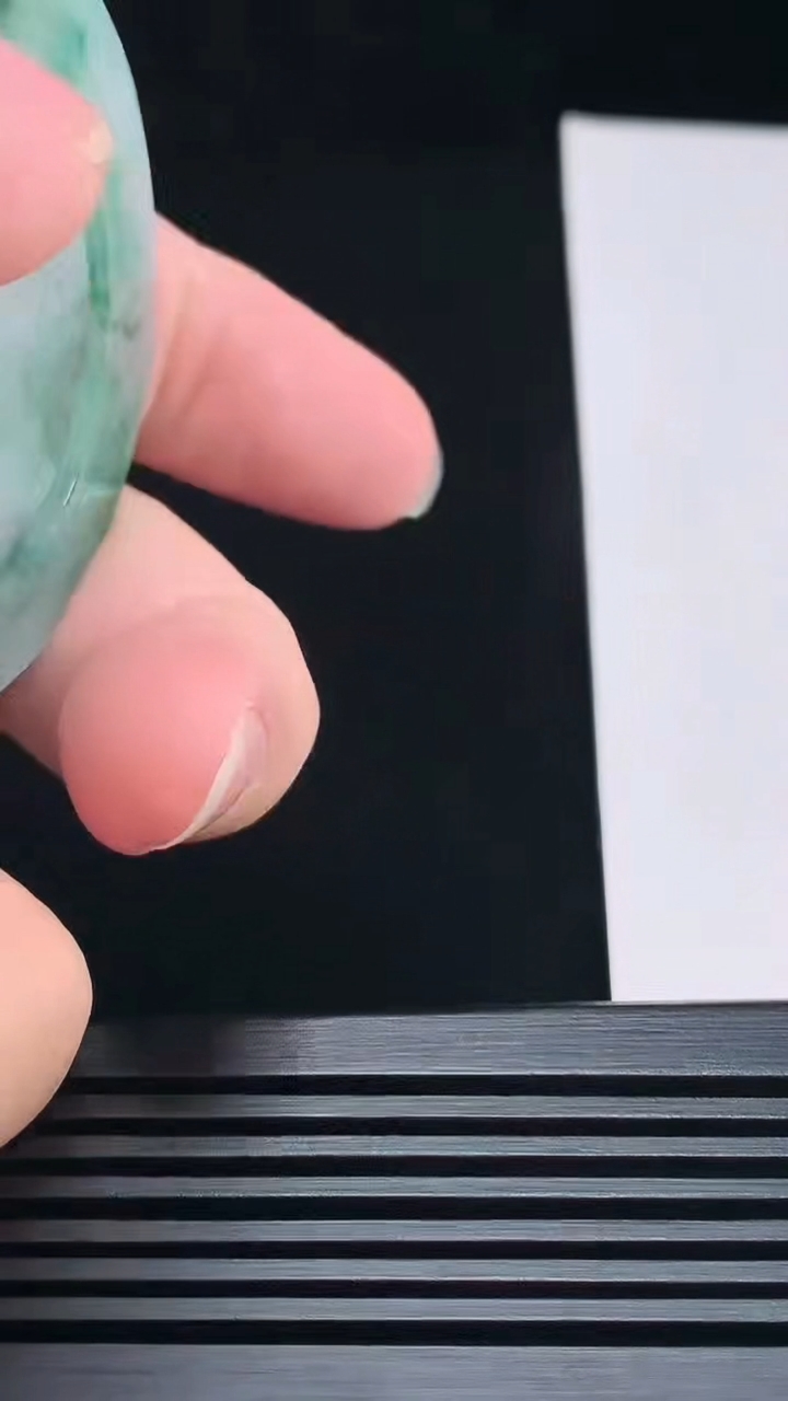 天然A货翡翠生肖虎牌吊坠，尺寸52.5-6.5 重量:33.09g
7月6日