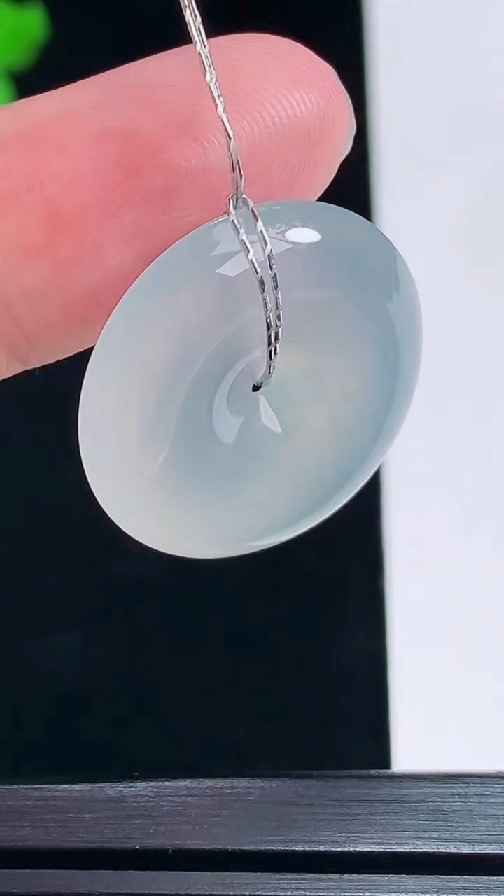 天然A货翡翠种白冰平安扣吊坠，尺寸23.6-5.8 重量:6.40g
7月6日