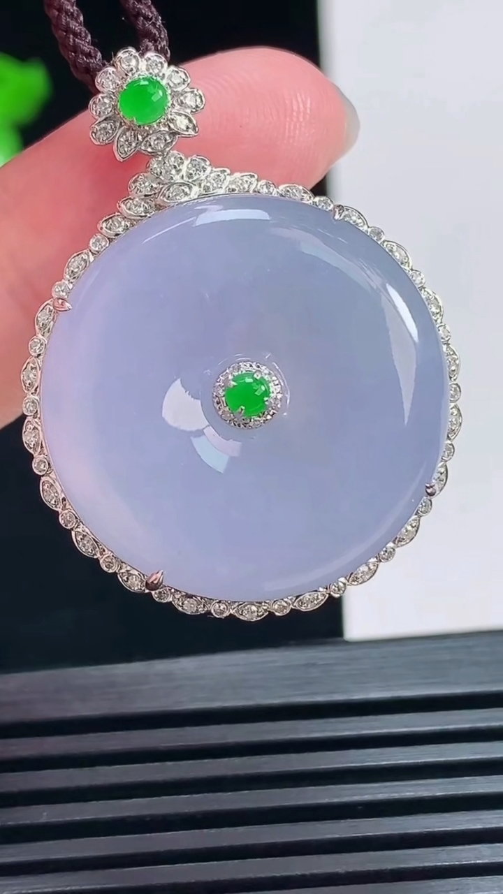 天然A货翡翠18k金紫罗兰平安扣吊坠，尺寸37-28-9.2，裸石25 重量:10.78g
7月6日