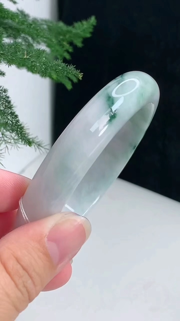 圈口60-61翡翠a货飘花宽边大圈口手镯尺寸60.6-13-7.8 重量:63.68g7月6日