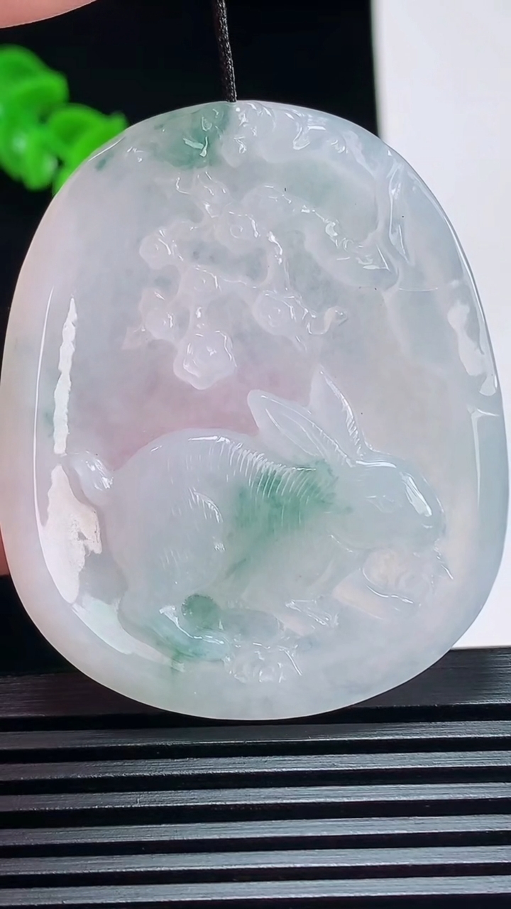 天然A货翡翠飘花生肖兔牌吊坠，尺寸50-41-5.5 重量:19.97g
7月6日