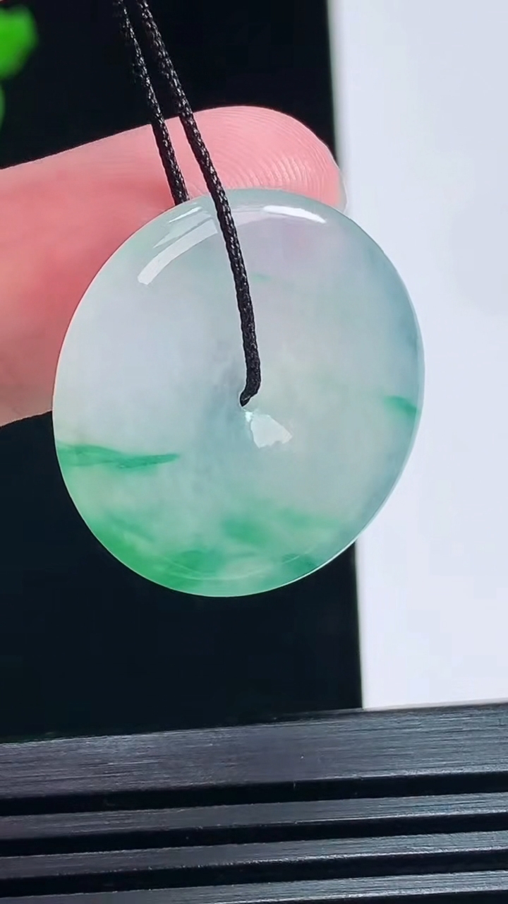 天然A货翡翠平安扣吊坠，尺寸25-3.5 重量:5.39g
7月6日