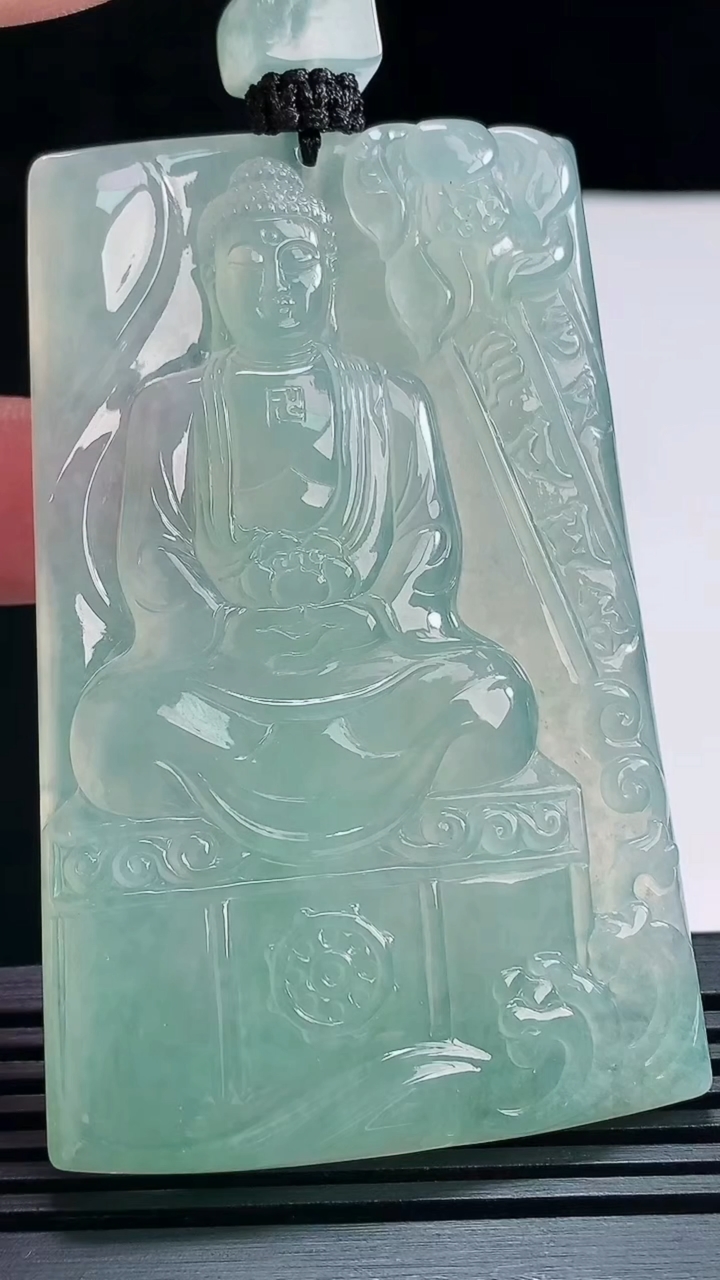 天然A货翡翠大日如来佛吊坠，尺寸69.5-44.5-6.8 重量:57.40g
7月6日