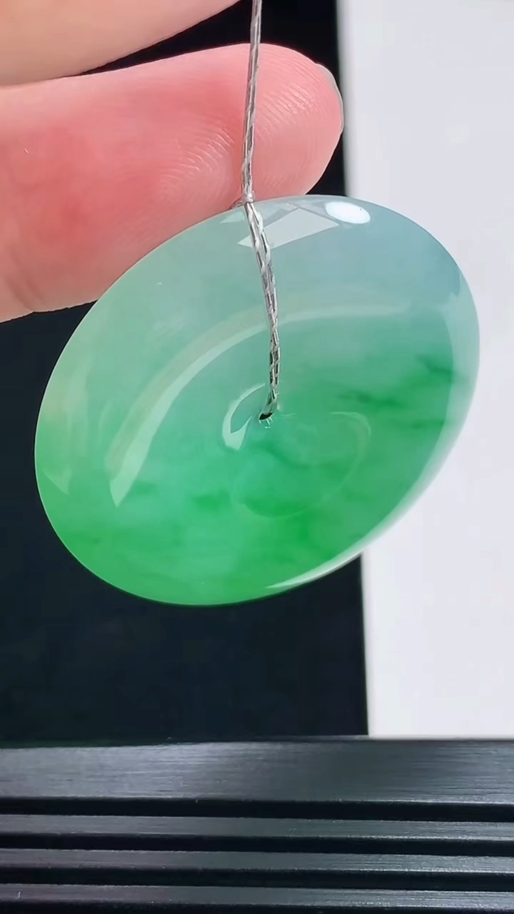 天然A货翡翠平安扣吊坠，尺寸35-6 重量:15.46g
7月6日