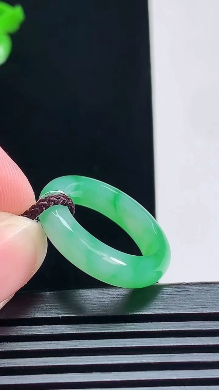 天然A货翡翠玉指环 戒指，尺寸17.6-5.2-3.8 重量:4.00g2026年7月6日
工厂直销收藏佳品,种好水足，色泽均匀，有种有色，上手高大气！