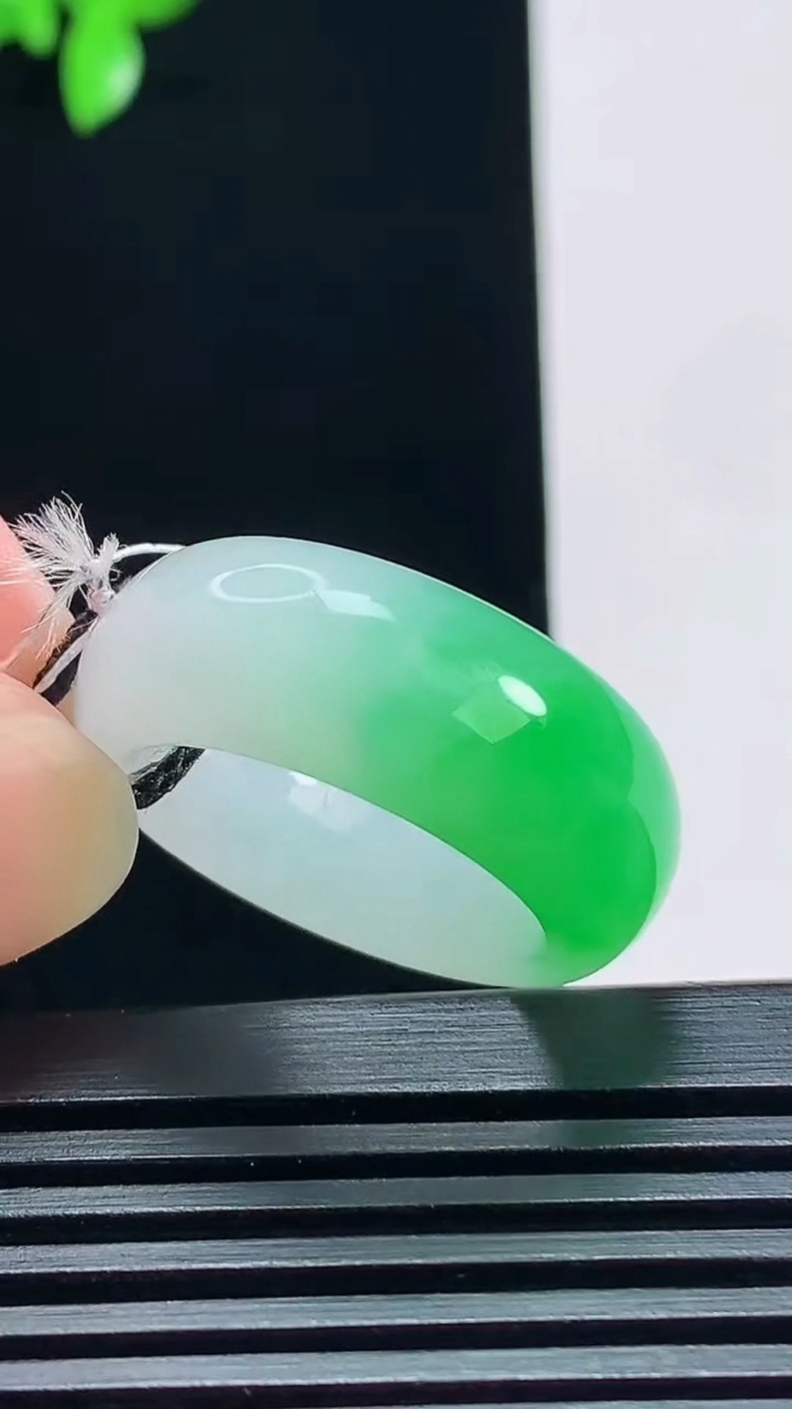 天然A货翡翠玉指环 戒指，尺寸18-9.6-5 重量:9.57g2026年7月6日
工厂直销收藏佳品,种好水足，色泽均匀，有种有色，上手高大气！