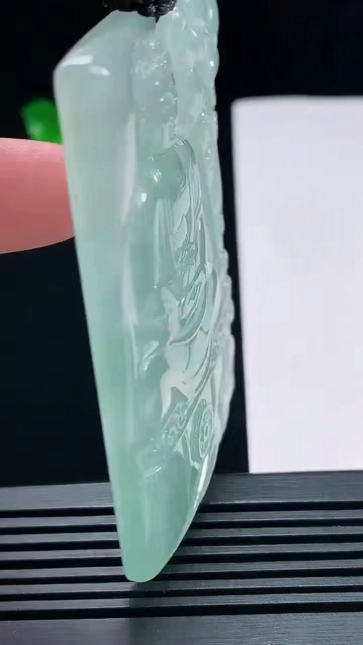 天然A货翡翠大日如来佛吊坠，尺寸69.5-44.5-6.8 重量:57.40g
7月6日