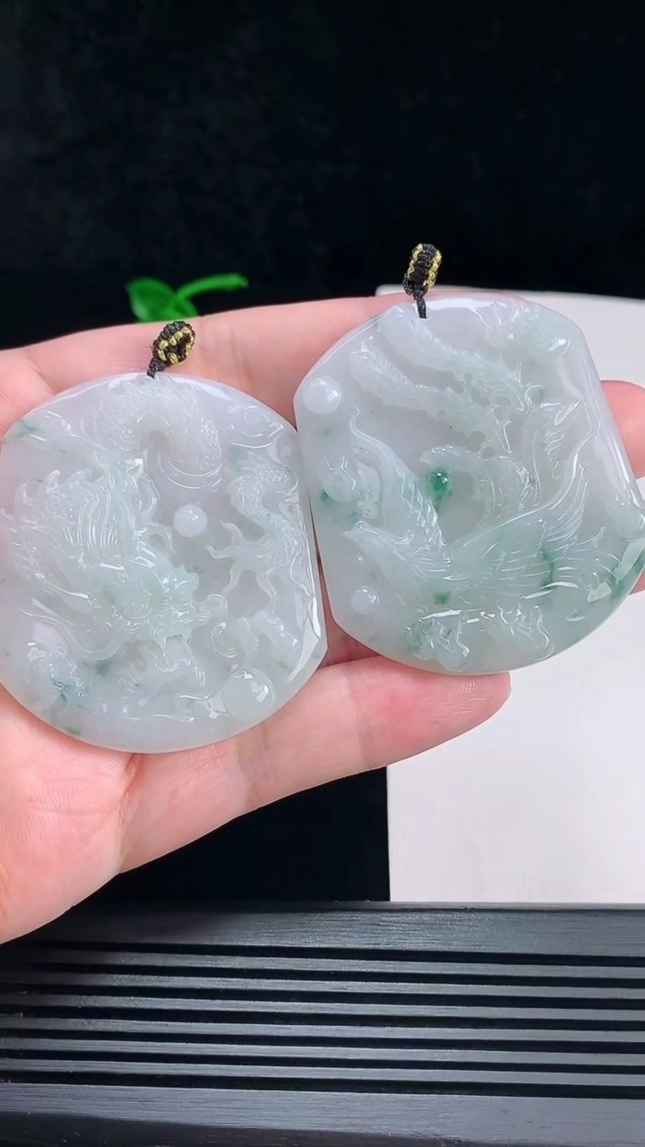 天然A货翡翠飘花龙凤牌吊坠一对，尺寸53.6-45.5-5.6 重量:55.13g
7月6日