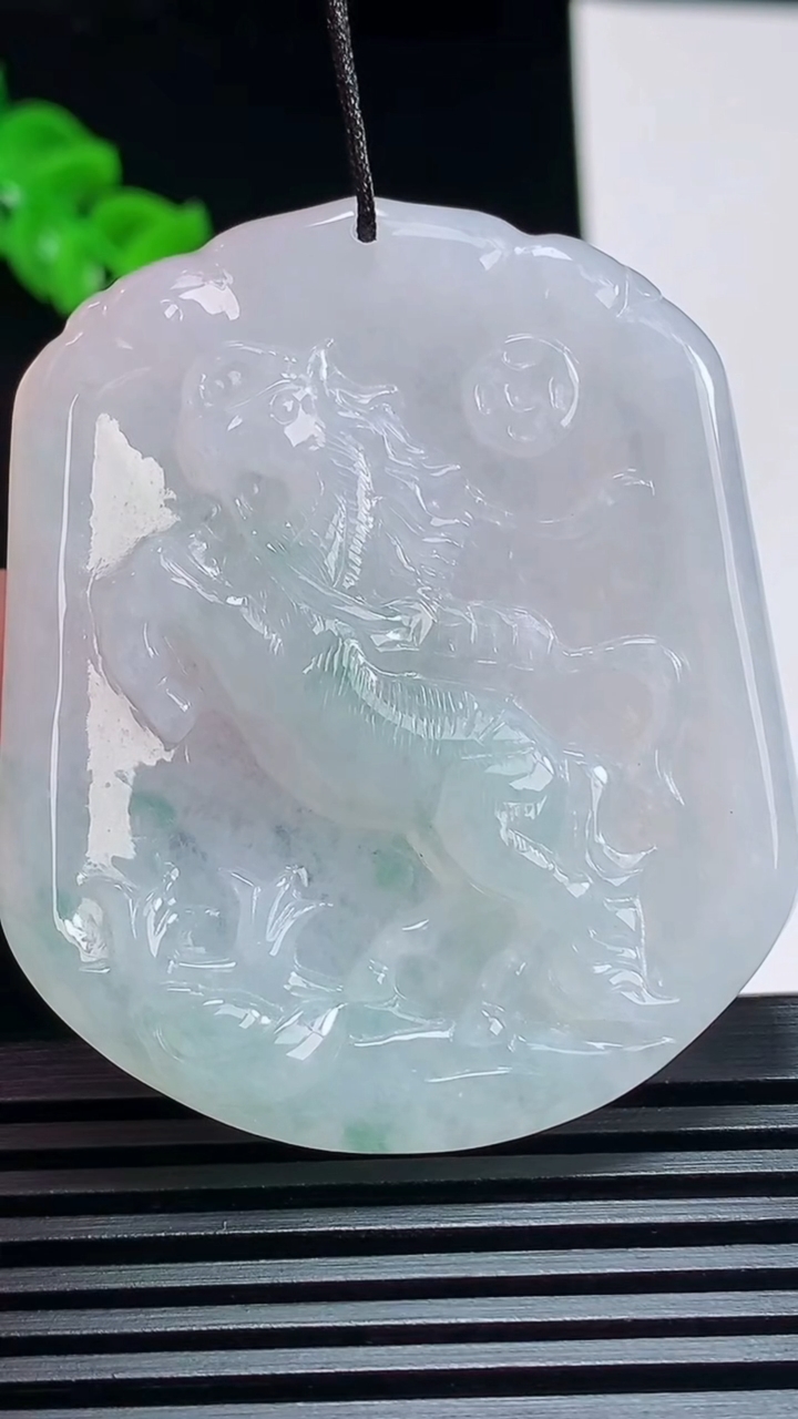 天然A货翡翠飘花生肖马牌吊坠，尺寸51-43.5-5.6 重量:27.31g
7月6日