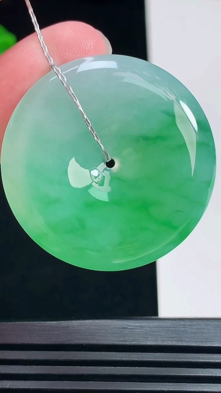 天然A货翡翠平安扣吊坠，尺寸35-6 重量:15.46g
7月6日