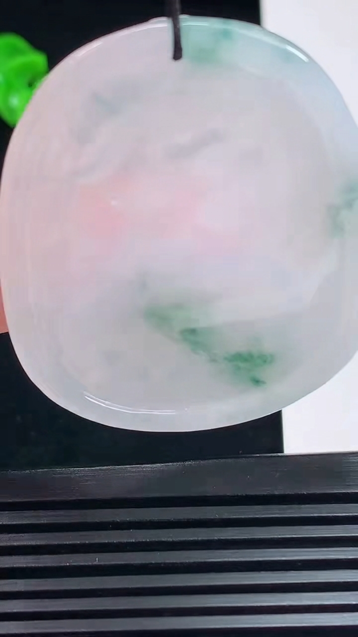 天然A货翡翠飘花生肖兔牌吊坠，尺寸50-41-5.5 重量:19.97g
7月6日