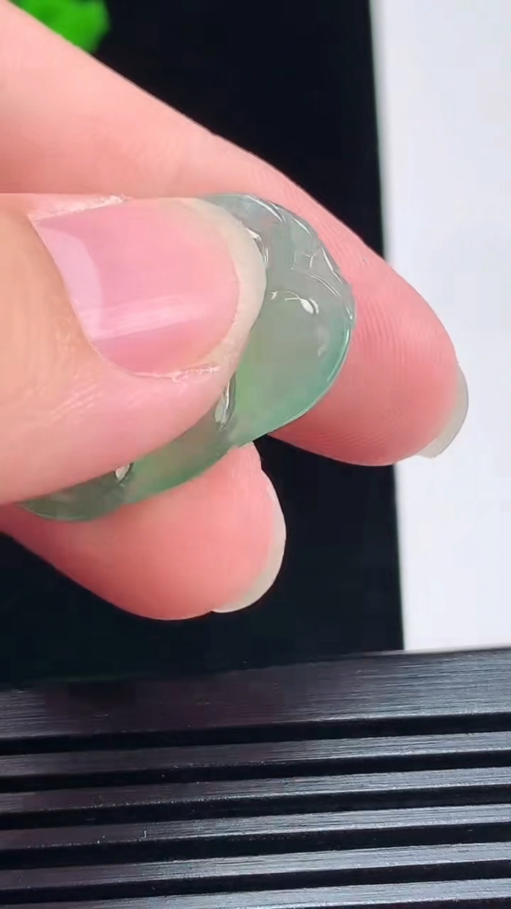 天然A货翡翠金枝玉叶 叶子吊坠，尺寸27.5-18-3.8 重量:3.78g
7月6日