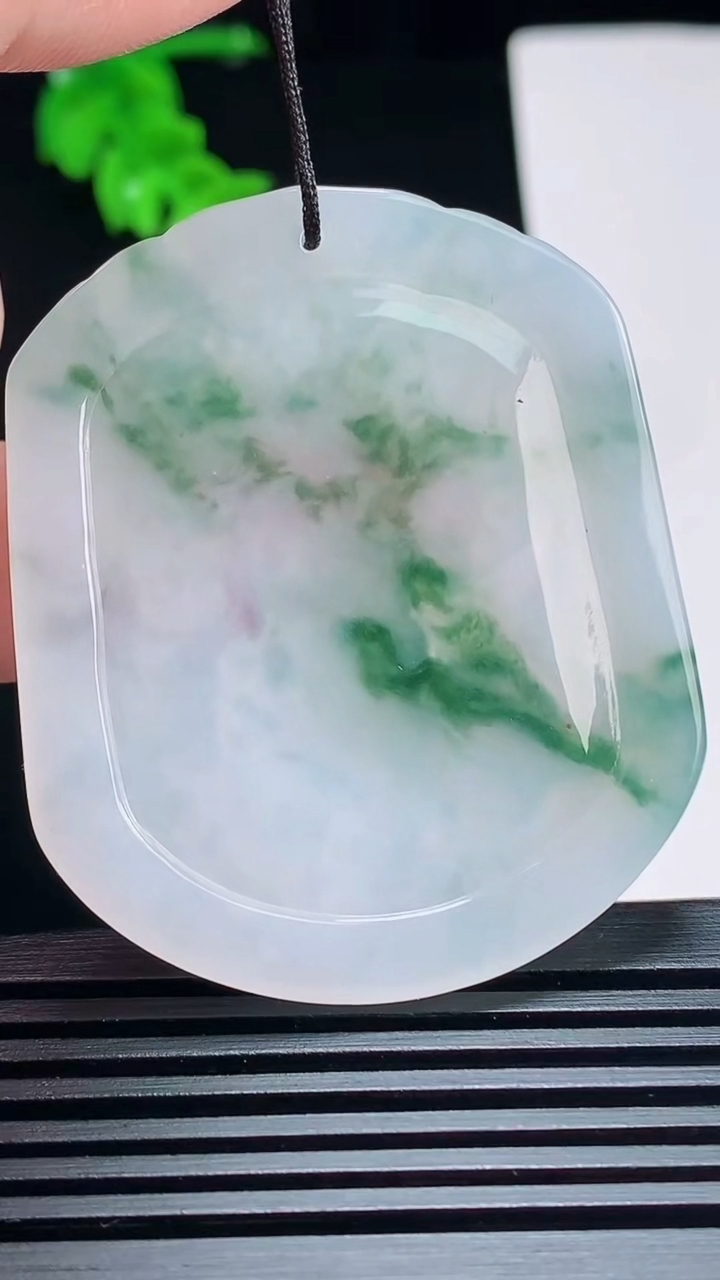 天然A货翡翠冰种飘花生肖鼠牌吊坠，尺寸51-42.6-4 重量:19.15g
7月6日