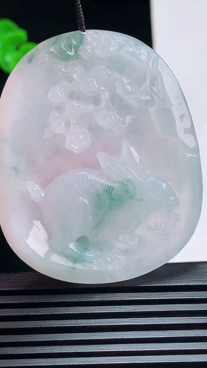 天然A货翡翠飘花生肖兔牌吊坠，尺寸50-41-5.5 重量:19.97g
7月6日