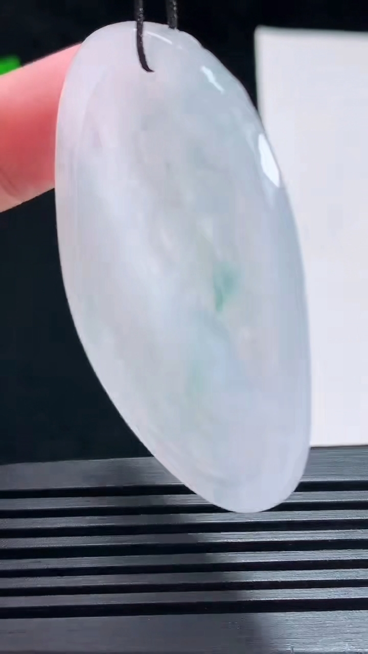 天然A货翡翠飘花生肖猪牌吊坠，尺寸54.6-47.6-5.2 重量:26.44g
7月6日