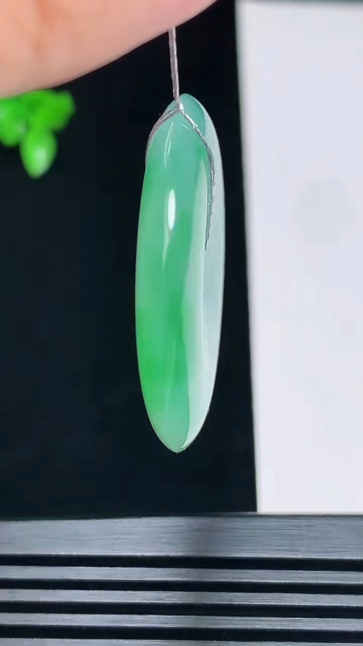 天然A货翡翠平安扣吊坠，尺寸35.8-5.5 重量:15.86g
7月6日