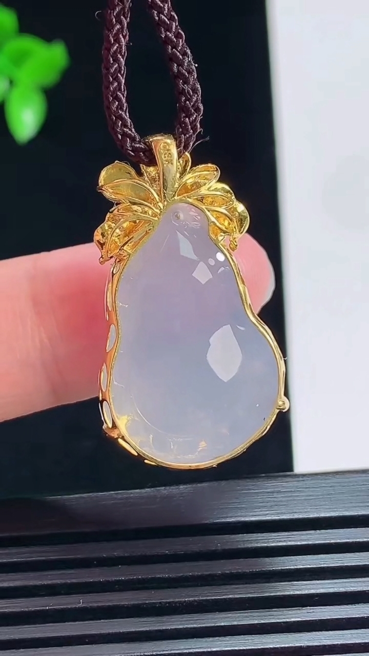 天然A货翡翠种紫罗兰葫芦吊坠，尺寸30.6-17.6-11，裸石24.5-17.5 重量:7.17g
7月6日