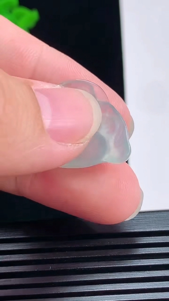 天然A货翡翠布袋佛镶嵌件，尺寸19.3-26-6 重量:4.59g
7月6日