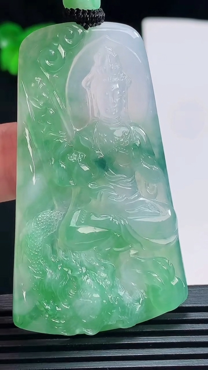 天然A货翡翠御龙大势至菩萨吊坠，尺寸59.5-35.6-5 重量:25.65g
7月6日