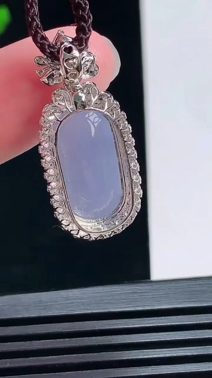 天然A货翡翠18k金紫罗兰福瓜吊坠，尺寸29-13-8.5，裸石16-9 重量:3.00g
7月6日