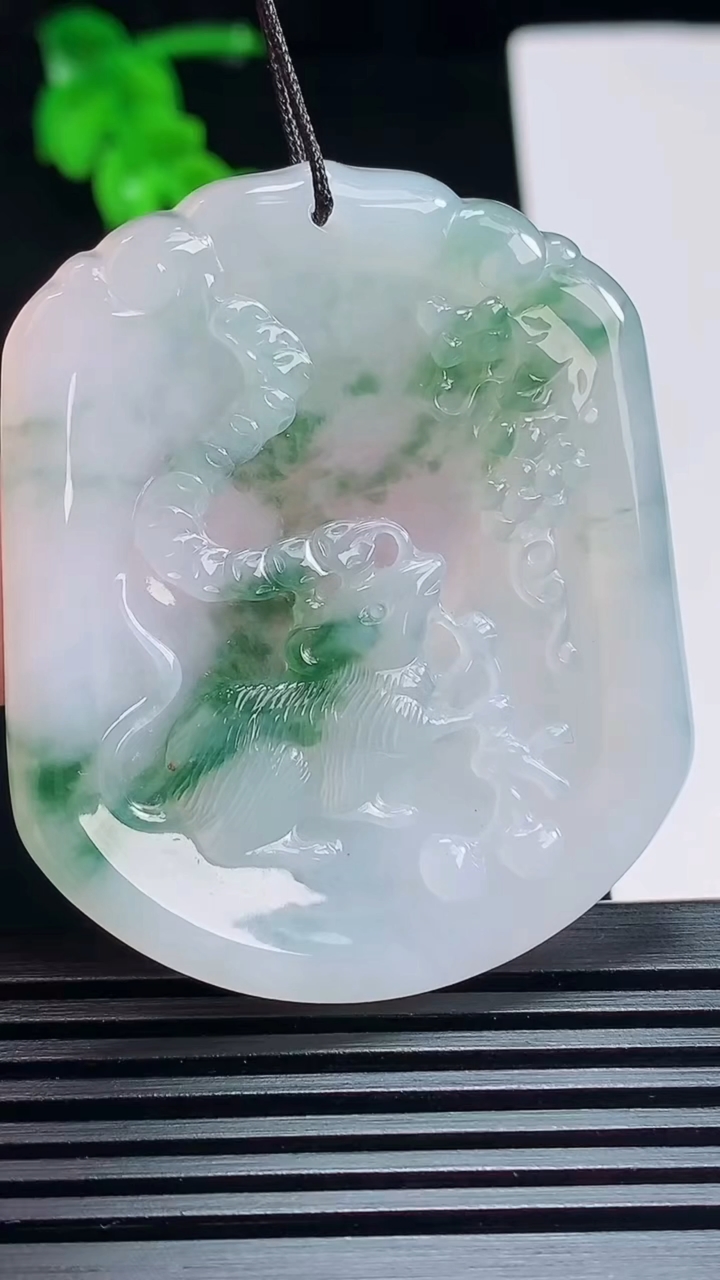 天然A货翡翠冰种飘花生肖鼠牌吊坠，尺寸51-42.6-4 重量:19.15g
7月6日