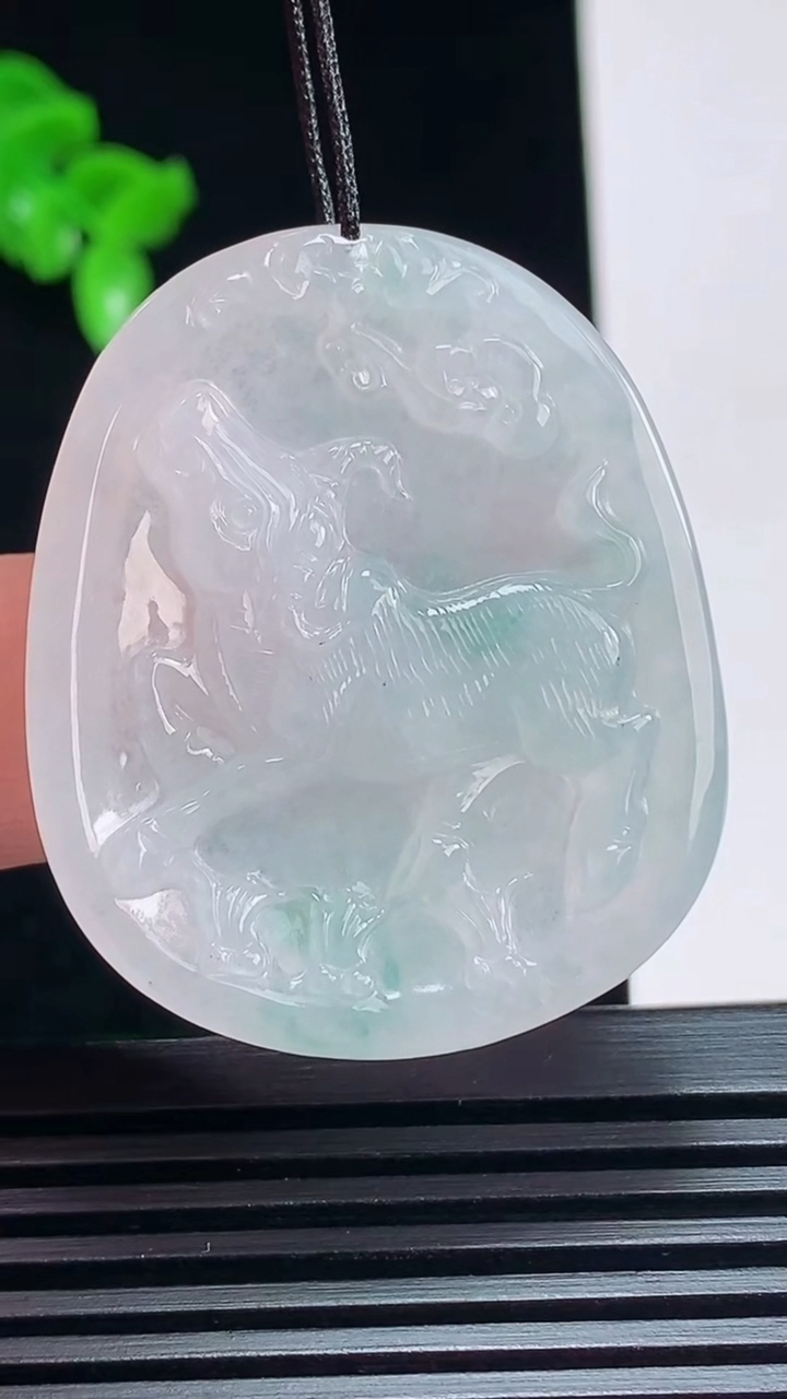 天然A货翡翠飘花生肖牛牌吊坠，尺寸40-33.6-5 重量:13.18g
7月6日