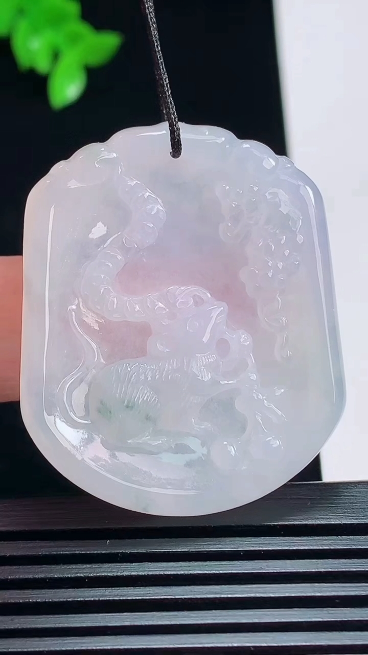 天然A货翡翠飘花生肖鼠牌吊坠，尺寸40.5-33.5-5 重量:12.15g
7月6日