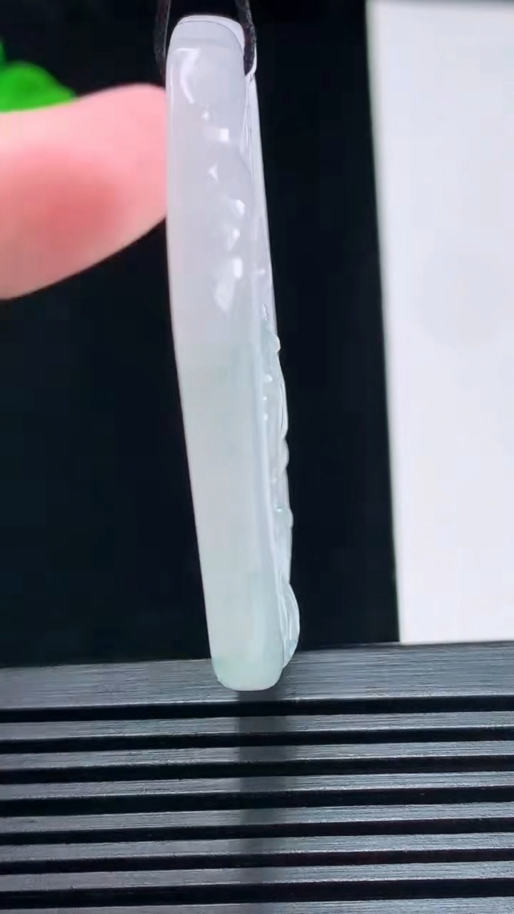 天然A货翡翠飘花生肖马牌吊坠，尺寸51-43.5-5.6 重量:27.31g
7月6日