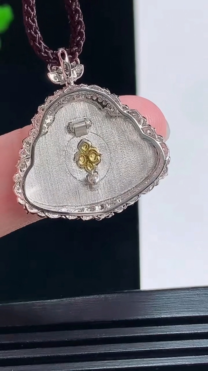 天然A货翡翠佛公吊坠，尺寸26.2-24.5-5.6，裸石16.5-22 重量:3.10g
7月6日