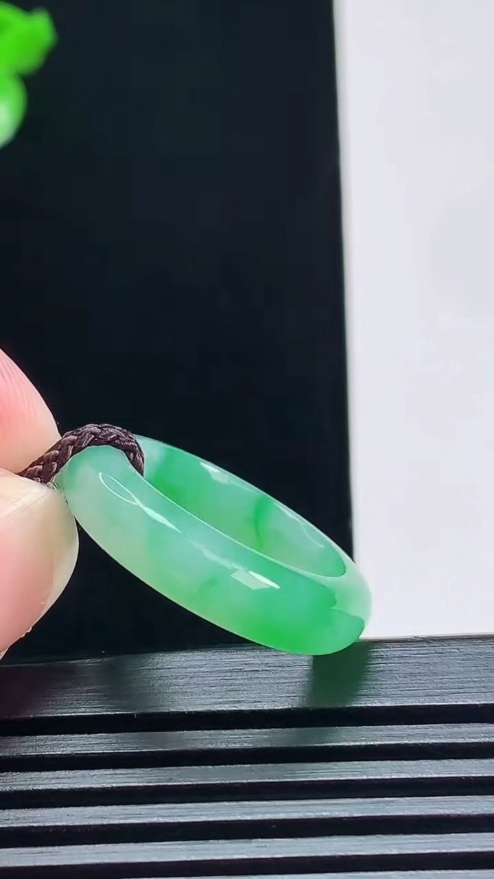 天然A货翡翠玉指环 戒指，尺寸17.6-5.2-3.8 重量:4.00g2026年7月6日
工厂直销收藏佳品,种好水足，色泽均匀，有种有色，上手高大气！
