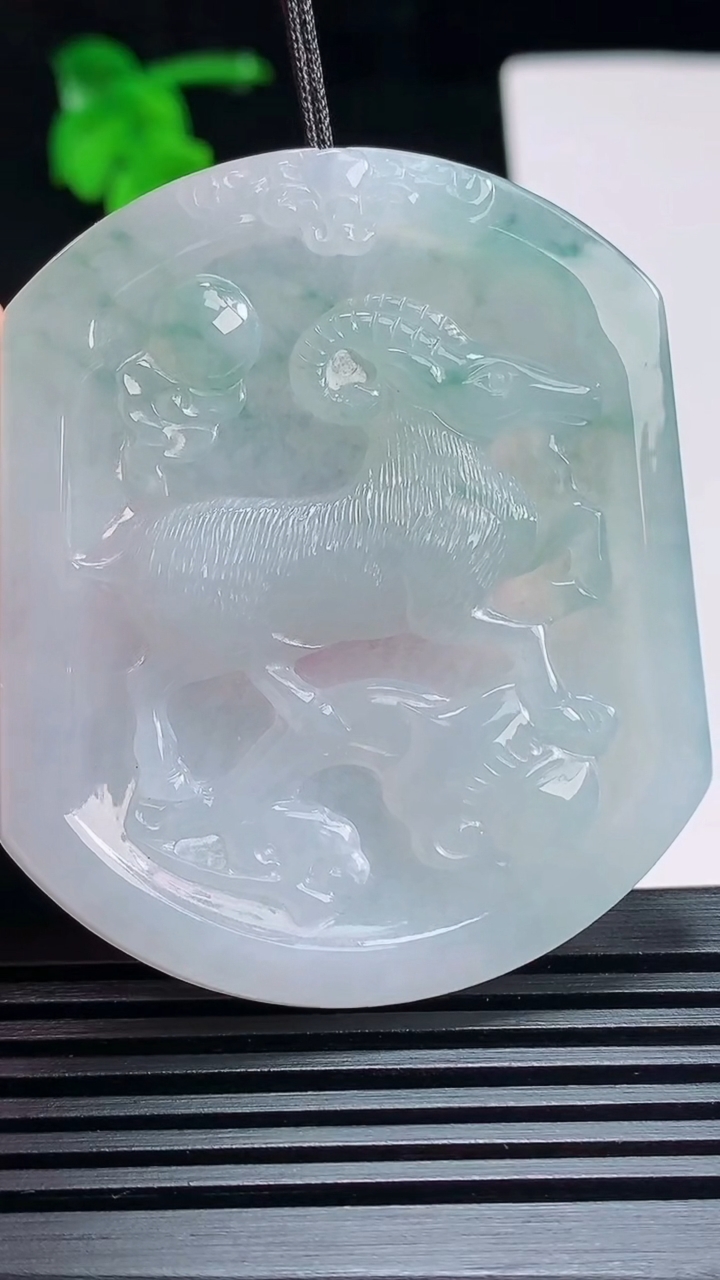 天然A货翡翠冰种飘花生肖羊牌吊坠，尺寸54-45.6-4.6 重量:25.74g
7月6日