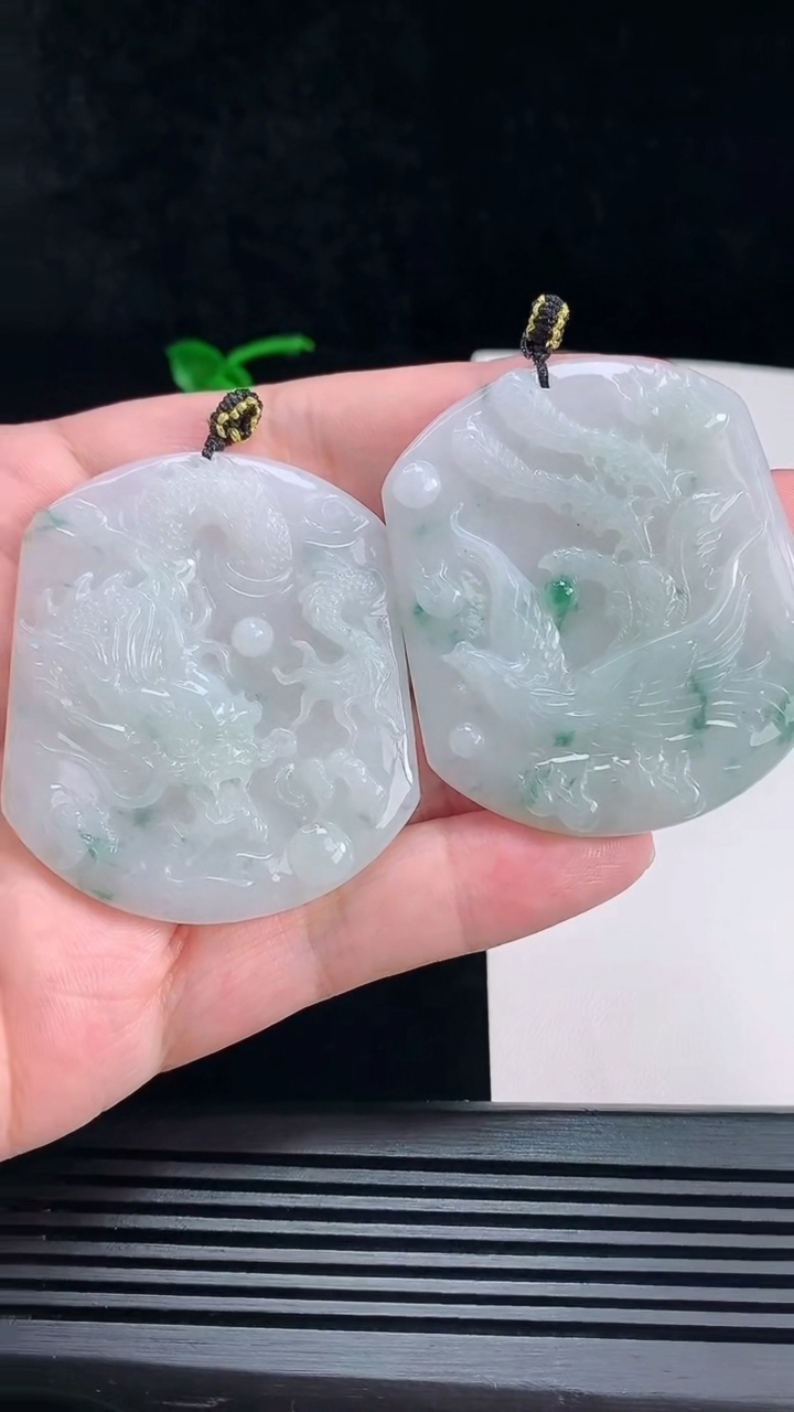 天然A货翡翠飘花龙凤牌吊坠一对，尺寸53.6-45.5-5.6 重量:55.13g
7月6日