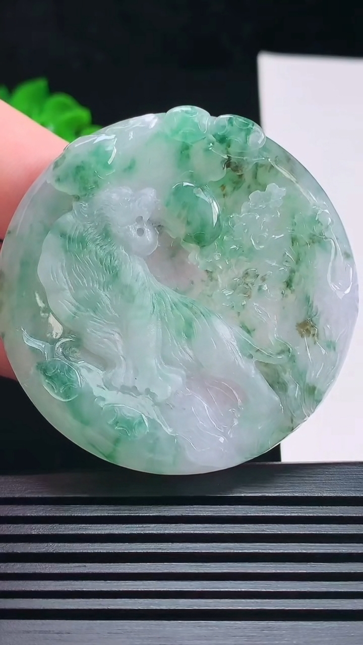 天然A货翡翠生肖虎牌吊坠，尺寸52.5-6.5 重量:33.09g
7月6日