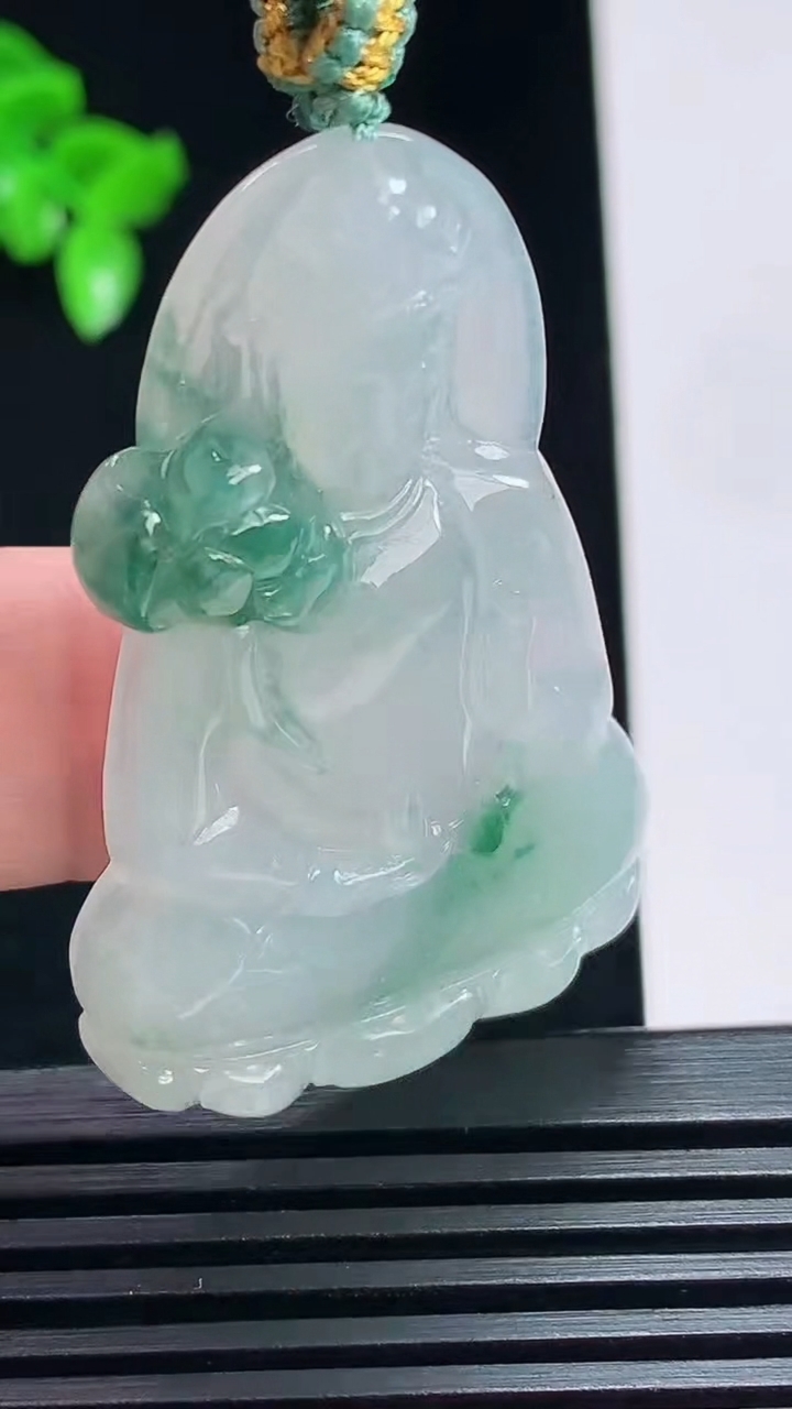 天然A货翡翠飘花大势至菩萨吊坠，尺寸49-30-5.5 重量:15.93g
7月6日