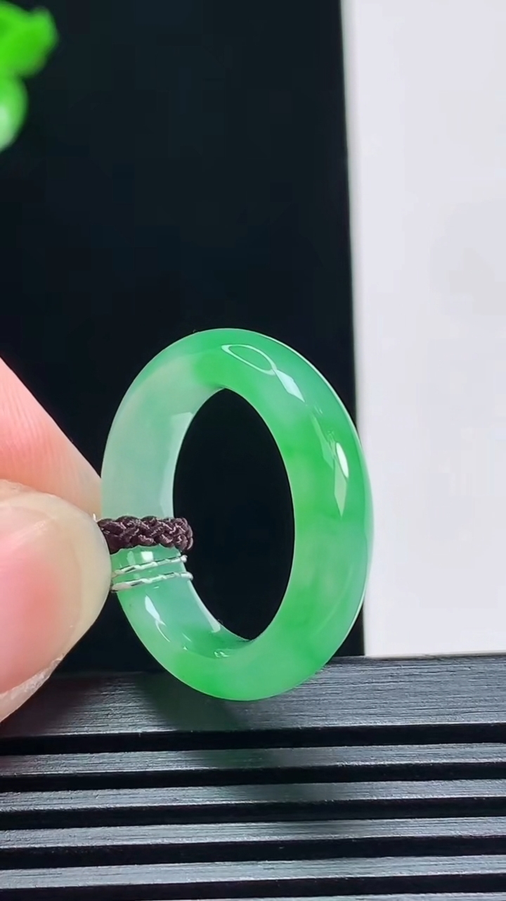 天然A货翡翠玉指环 戒指，尺寸17.6-5.2-3.8 重量:4.00g2026年7月6日
工厂直销收藏佳品,种好水足，色泽均匀，有种有色，上手高大气！