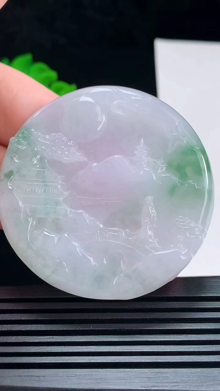 天然A货翡翠山水牌吊坠，尺寸52-5.8 重量:32.20g
7月6日