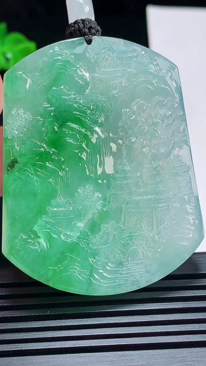 天然A货翡翠山水牌吊坠，尺寸55.2-43.6-5.2 重量:39.67g
7月6日