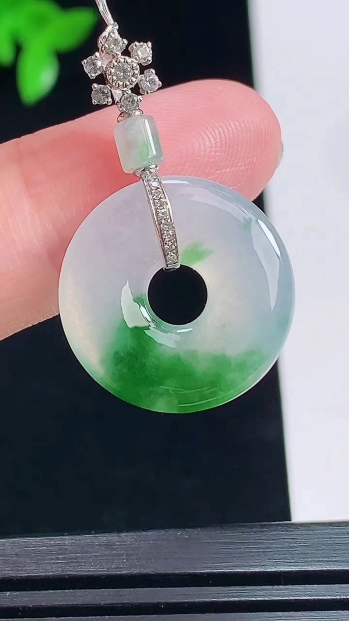 天然A货翡翠平安环吊坠，尺寸31.5-19.2-3.8 重量:3.76g
7月6日